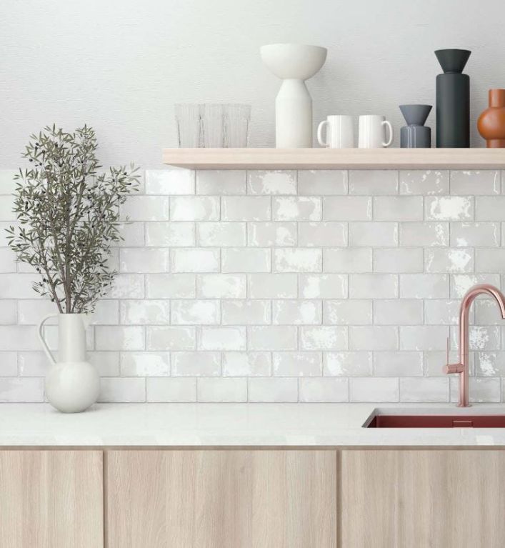 Realizace Bílý lesklý obklad Equipe Manacor White 7,5x15cm