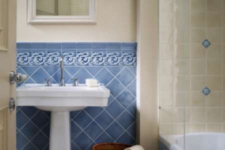 Neoklasicistní obklad do koupelny Ceramiche Grazia Essenze