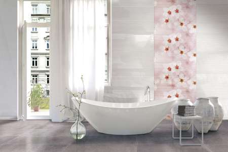 Romantická rozkvetlá koupelna s obklady Brennero Bloomy Saku 25x75
