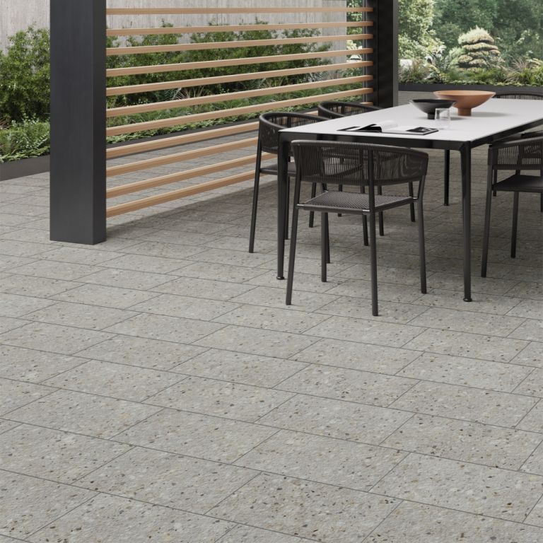 Realizace Venkovní protiskluzná dlažba Saime FRAMMENTA Perla 30x60 roc rett. (9 mm)