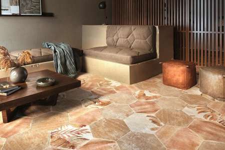 Podlaha cihlové barvy ve tvaru hexagonu ze serie Colorker Amazonia