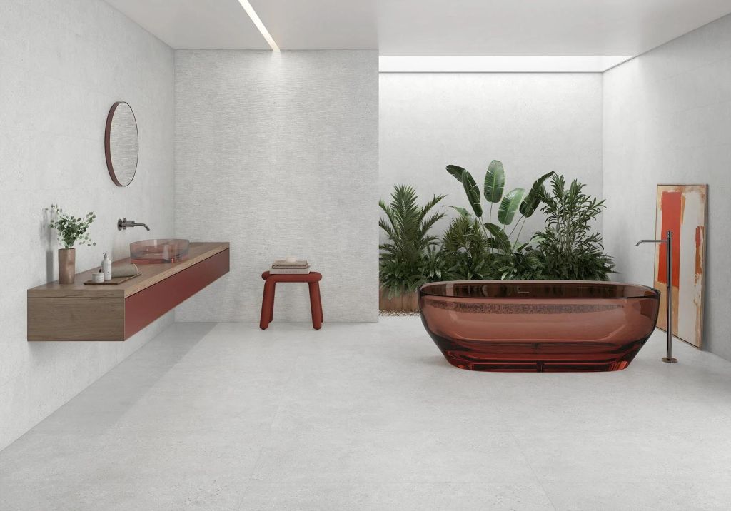 Realizace Designová světlá koupelna s živými tropickými rostlinami