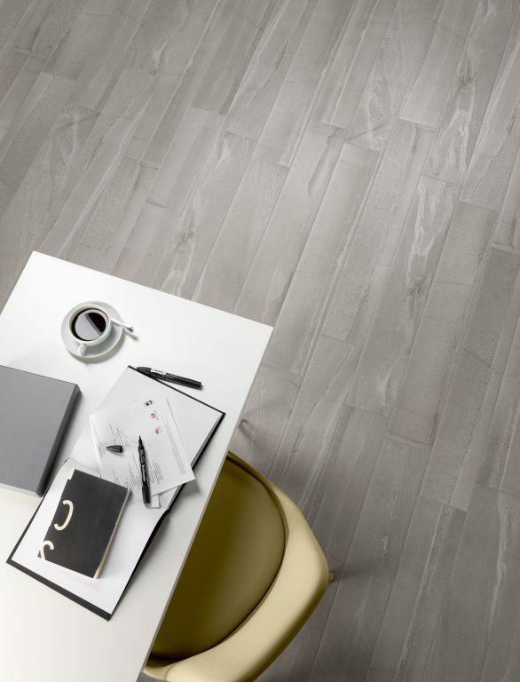 Realizace Skladem světle šedá dlažba Elios Burlington Light Grey 14x84cm