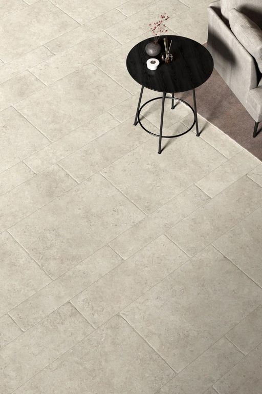 Realizace Šedá dlažba v různých formátech Goldenstone Grey (Coem)