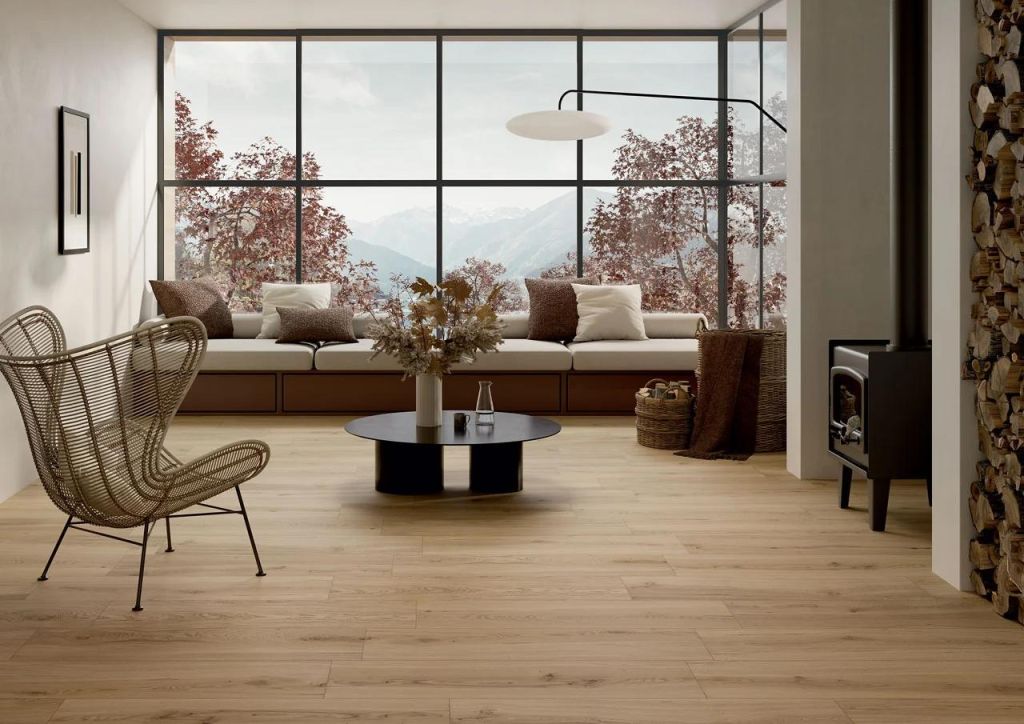 Realizace Elios Quercia Honey 24x120 v obýváku, dlažba s příjemně teplou barvou dřeva