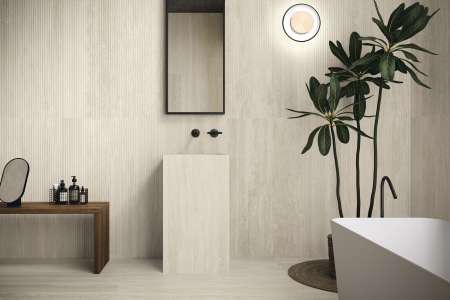 Elegantní wellness koupelna s travertinovým obkladem