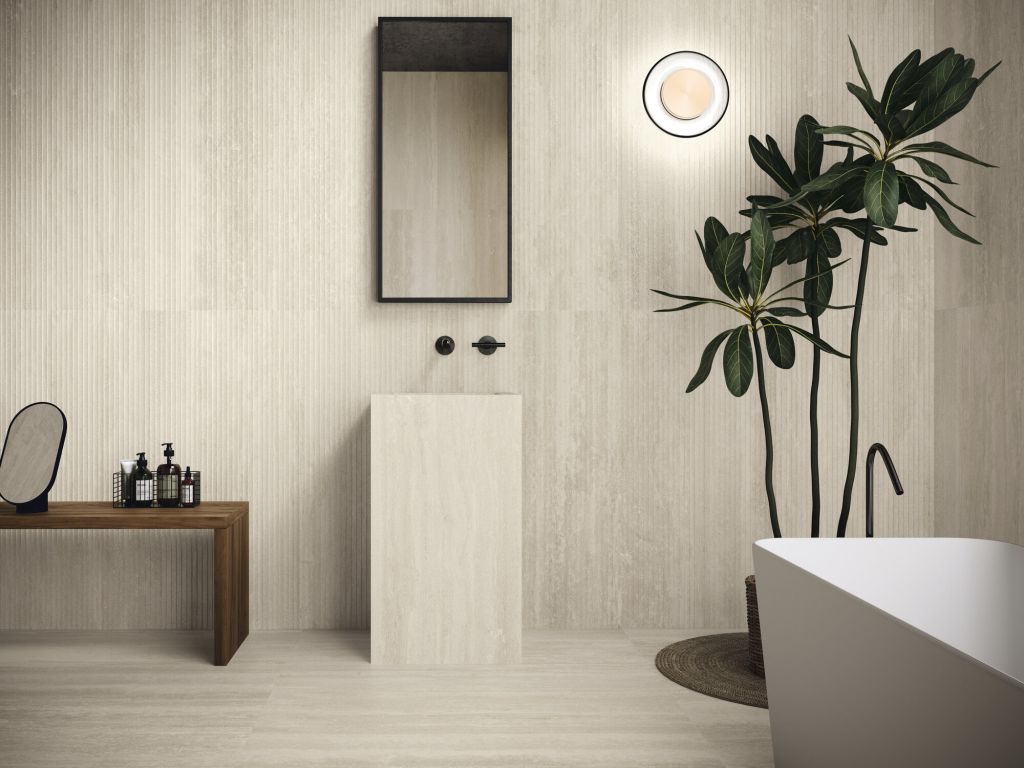 Realizace Travertinový design a minimalismus v moderní koupelně