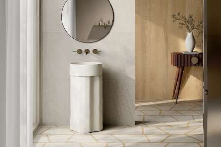 Světlé obklady Pearl a podlaha Deco Pearl v koupelně ze serie Sant Agostino Windstone