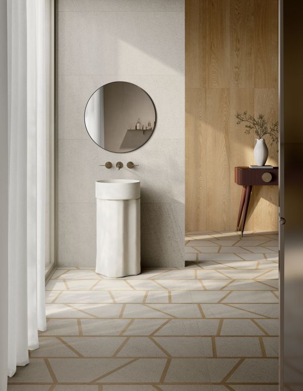 Realizace Světlé obklady Pearl a podlaha Deco Pearl v koupelně ze serie Sant Agostino Windstone