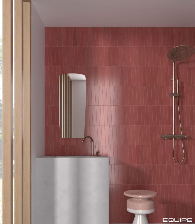 Realizace Koupelna s obklady červené barvy a tvaru trapezoidu ze série Equipe Bamboo.