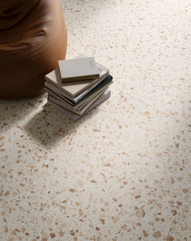 Realizace Detail dlažby béžové terrazzo ze série Sant Agostino Iro.