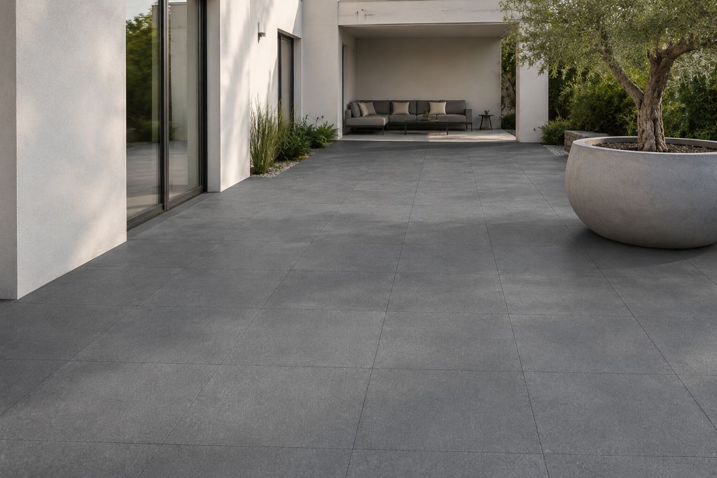 Realizace Venkovní posezení s dlažbou Deceram Outdoor LOT2 BET. Anthracite