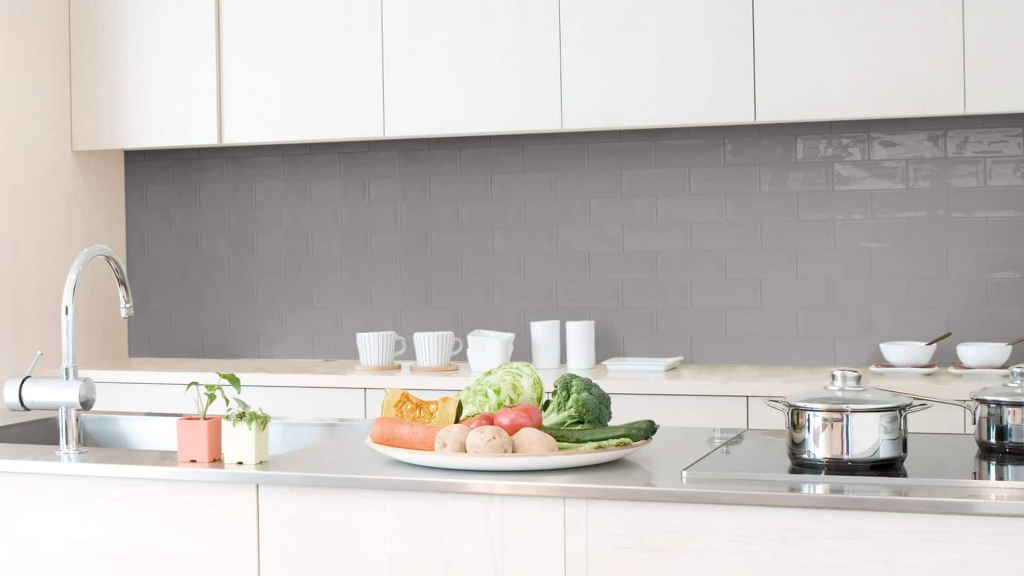 Realizace Šedý lesklý obklad Deceram Gris Super Claro 7,5*15