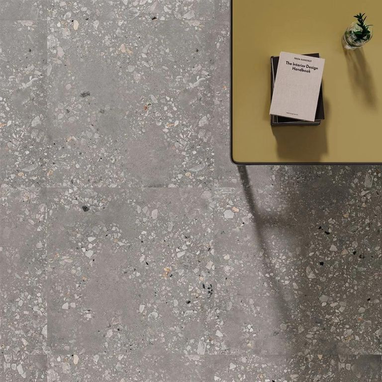 Realizace Detail šedé dlažby Sant Agostino Logico Cosmo Grey 120x120