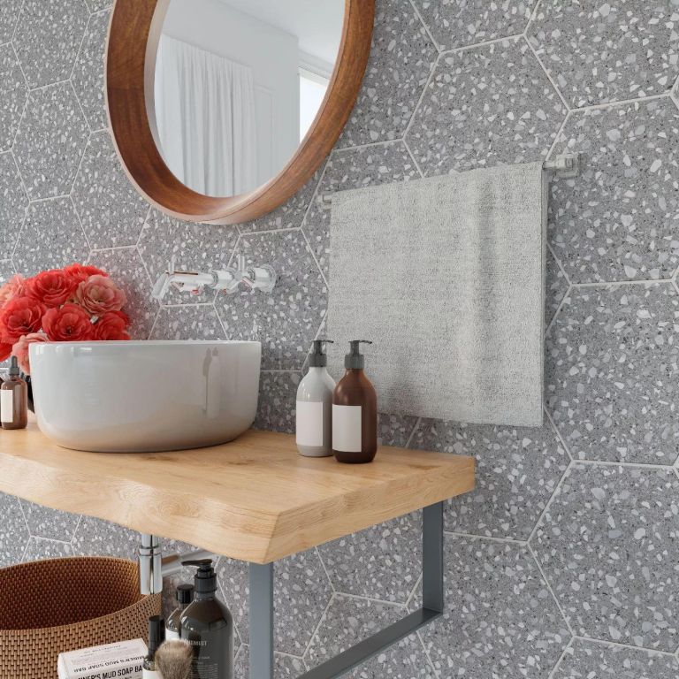Realizace Codicer Venice Hex Silver v koupelně