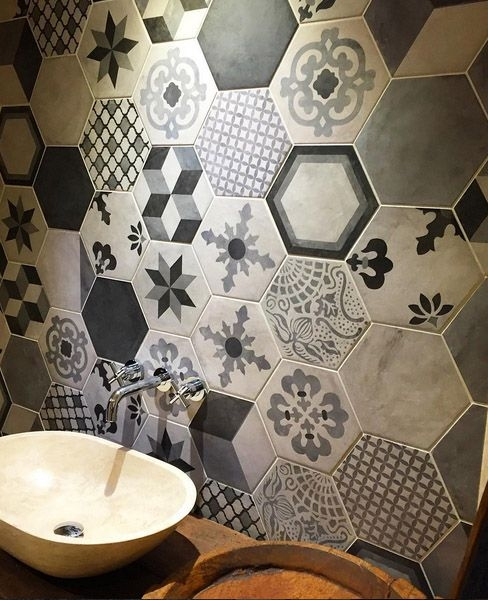 Realizace Retro šedobílý obklad Marca Corona Terra Esagono Grigio, Antracite, Nero & Mix Decor Esagono F.