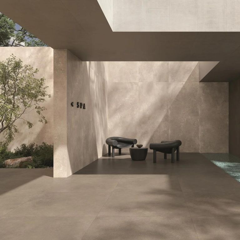 Realizace Tmavá podlaha v exterieru ze serie Cerdomus Concrete Art