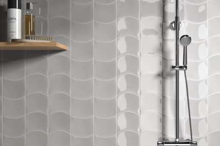 Netradiční sprchový kout s designovým obkladem v šedé barvě Equipe Wave Grey Owl