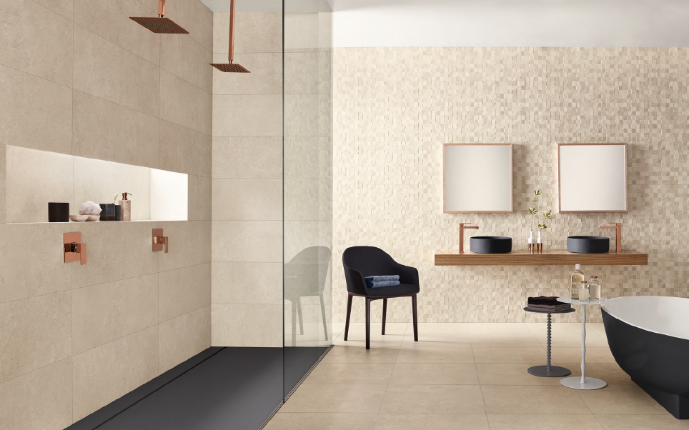 Realizace Béžové koupelnové obklady s textilní strukturou a mozaikou Love Ceramic Nest