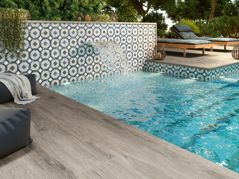 Realizace Dlažba ve vzhledu dřeva APE ALABAMA CENERE 20x120 Anti-slip - vhodná nejen k bazénu