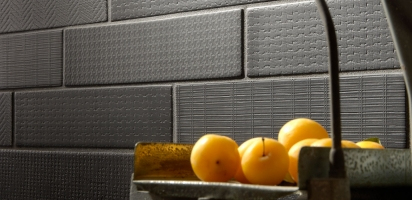 Realizace Elegantní obklad Tonalite Geomat Slab Texture Lavagna 7,5x30 Decoro