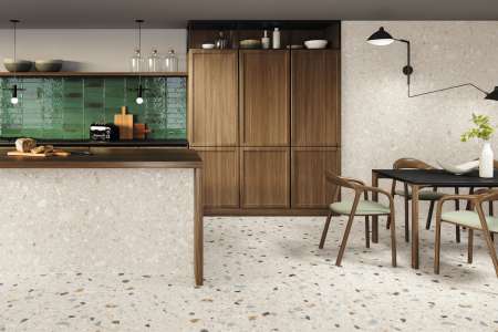 Stylová moderní kuchyně s terrazzo podlahou, dřevěnými prvky a svěží zelenou atmosférou