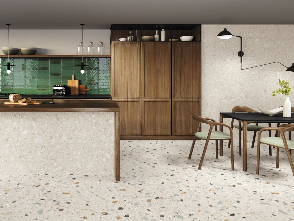 Realizace Stylová moderní kuchyně s terrazzo podlahou, dřevěnými prvky a svěží zelenou atmosférou