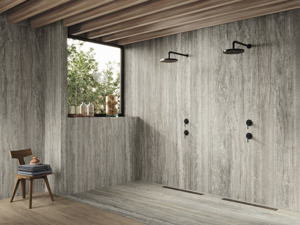 Realizace Luxusní walk-in sprcha s dvojitou černou baterií a šedým velkoformátovým obkladem