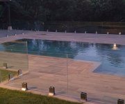 Dlažba Deceram Outdoor DOS Frene Brun 30x120 (tl. 20mm) je vhodná do exteriéru, například i kolem bazenů.