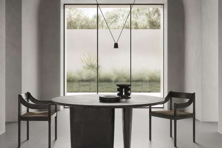 Velká čtvercová šedá dlažba jako beton v interiéru ze série Ascot Pigmenta.