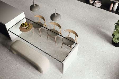 Moderní jídelna s terrazzo dlažbou a minimalistickým designem