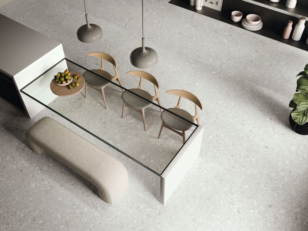 Realizace Moderní jídelna s terrazzo dlažbou a minimalistickým designem