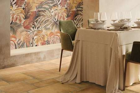 Dlažba Valdorcia Ocra v restauraci společně s dekorem Monstera Warm (Cerdomus)