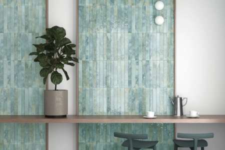 Oblačně modrá kavárna s obklady Aqua ze serie Equipe Bali
