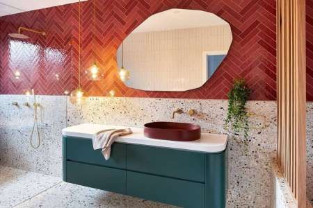 Šedo-červená koupelna s dlažbou ve vzhledu žuly či terrazza Prissmacer Beko Blanco 60x60cm