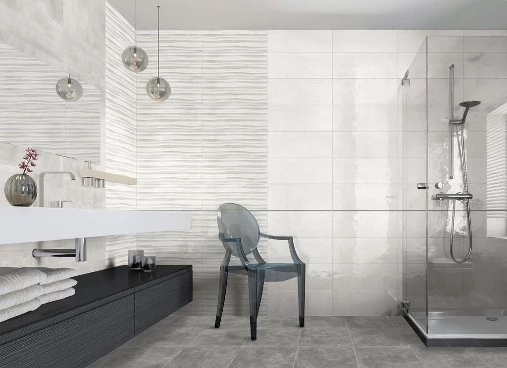 Realizace Koupelna s elegantními obklady série Easy ve formátu 20x50 (La Fenice)