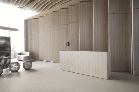 Šedá velká dlažba v lobby hotelu ze série Azuvi Concept.
