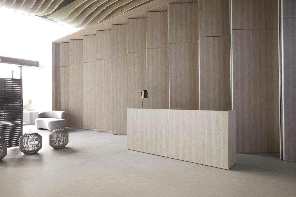 Realizace Šedá velká dlažba v lobby hotelu ze série Azuvi Concept.