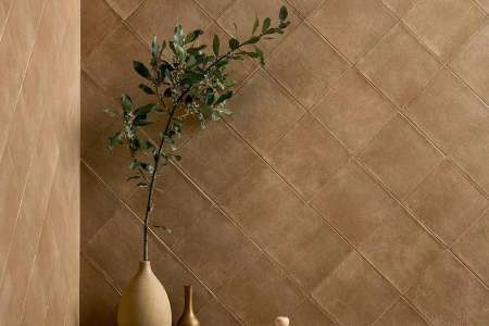 V jednoduchosti je krása - koupelna obložená čtvercovýni dlaždicemi Terracreta Chamotte 20x20 (Marca Corona)