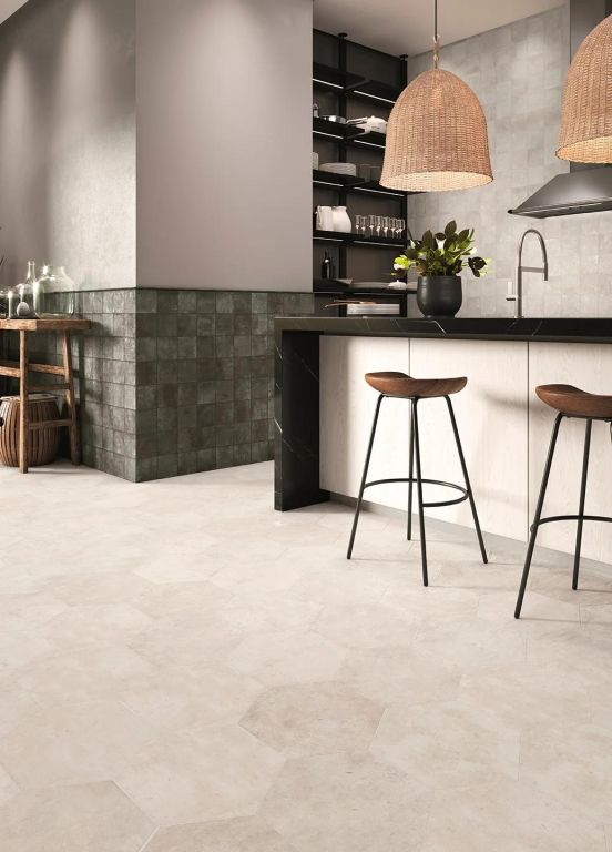 Realizace Černo-bílá kuchyně v kombinaci čtverců a hexagonů na podlaze.