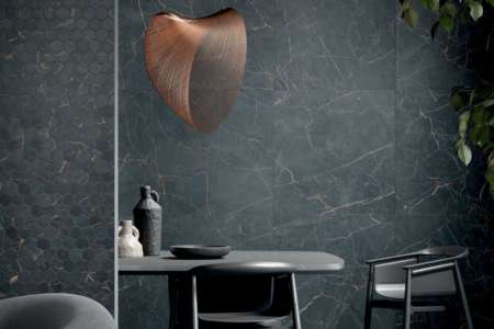 Interiér s černými obklady jako mramor ze série La Fenice Marble Velvet.