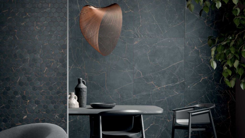 Realizace Interiér s černými obklady jako mramor ze série La Fenice Marble Velvet.