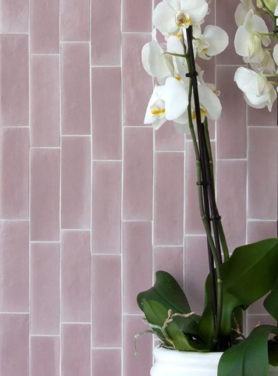 Realizace Růžový obklad Tonalite Wabisabi Fucsia 5x15