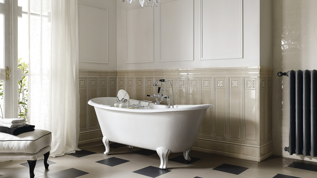 Realizace Krémový secesní obklad s plastickým dekorem Ceramiche Grazia Epoque