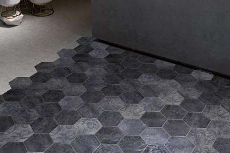 Komerční prostor s podlahou z úžasných hexagonů se vzory CIR Fuoritono Blu