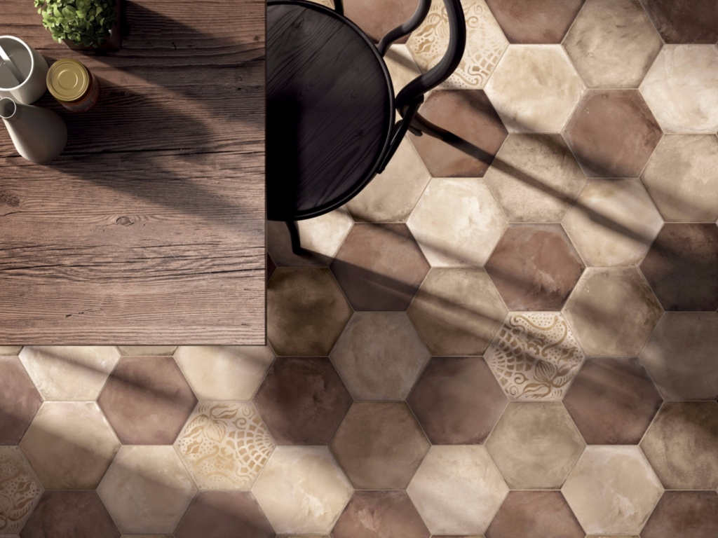 Realizace Retro šestiúhelníková dlažba Marca Corona Terra Ocra, Rosso, Avorio & Mix Decor Esagono C.