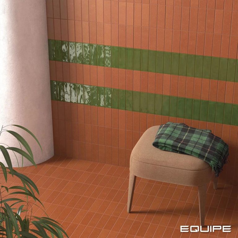Realizace Zajímavá kombinace matné barvy Cotto a lesklé Green Gloss (Equipe Fango 5x15)