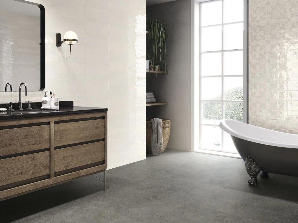 Realizace APE Fado White 6,5x39,6 a dekor Mouna White 13x13 (na podlaze Wabi Stru Graphite 60x60))