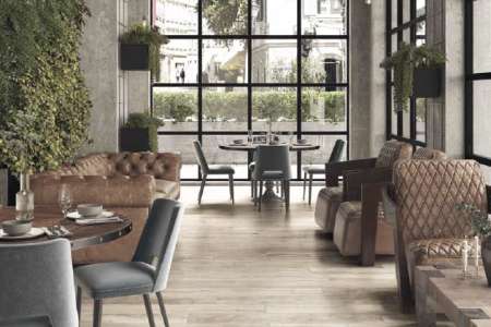 Restaurace s světlou podlahou jako dřevo ze série Sichenia Sher_wood.
