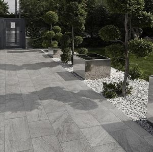 Realizace Šedá dlažba na terasu Del Conca Quartz Grey 40x80 (tl.18mm)